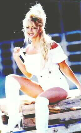 suspend - Goldie Hawn